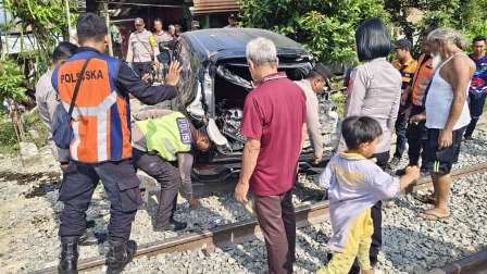 Xpander Remuk Ditabrak KA, 2 Nyawa Selamat