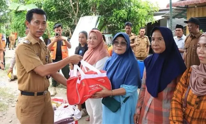 Pemko Binjai Kasih Bantuan Kepada 12 Rumah Terdampak Puting Beliung