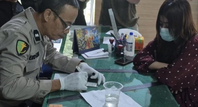 VIRAL DI MEDSOS! Positif Narkoba, Wanita Cantik Usia 24 Tahun Seruduk Lapak Pedagang di Binjai