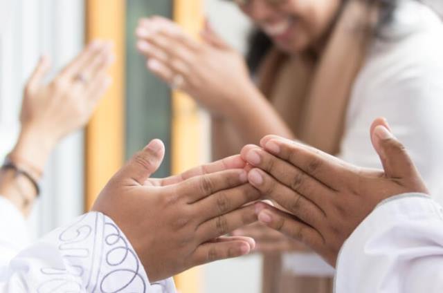 Apakah Dalam Islam Diperbolehkan Minta Maaf Melalui WA Saat Lebaran?