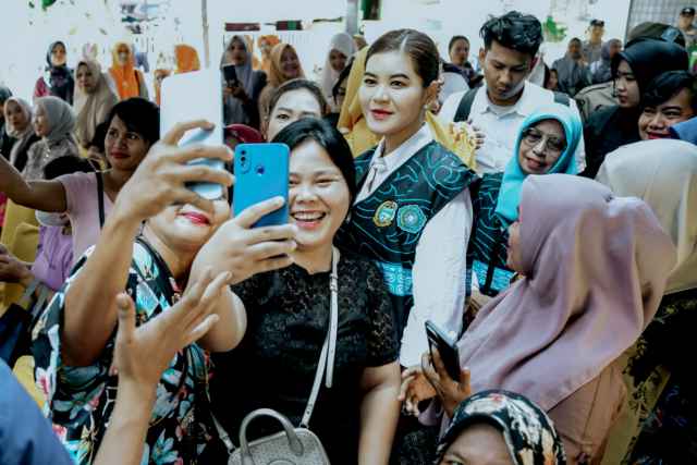 Tim Penggerak Pemberdayaan dan Kesejahteraan Keluarga (TP PKK) Provinsi Sumatera Utara (Sumut) Kahiyang Ayu bersama Staf Ahli I TP PKK Titiek Sugiharti saat meninjau kegiatan Bakti Sosial Pemeriksaan Kesehatan Gratis dan Donor Darah di Puskesmas Aek Kanopan, Kecamatan Kualuh Hulu, Kabupaten Labuhanbatu Utara, Kamis (16/4/2026).