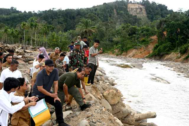 Gubernur Sumatera Utara (Sumut) Muhammad Bobby Afif Nasution didampingi Bupati tapanuli Tengah (Tapteng) Masinton Pasaribu meninjau Sungai Badiri, Kecamatan Badiri, Kabupaten Tapteng, Senin (13/4/2026).