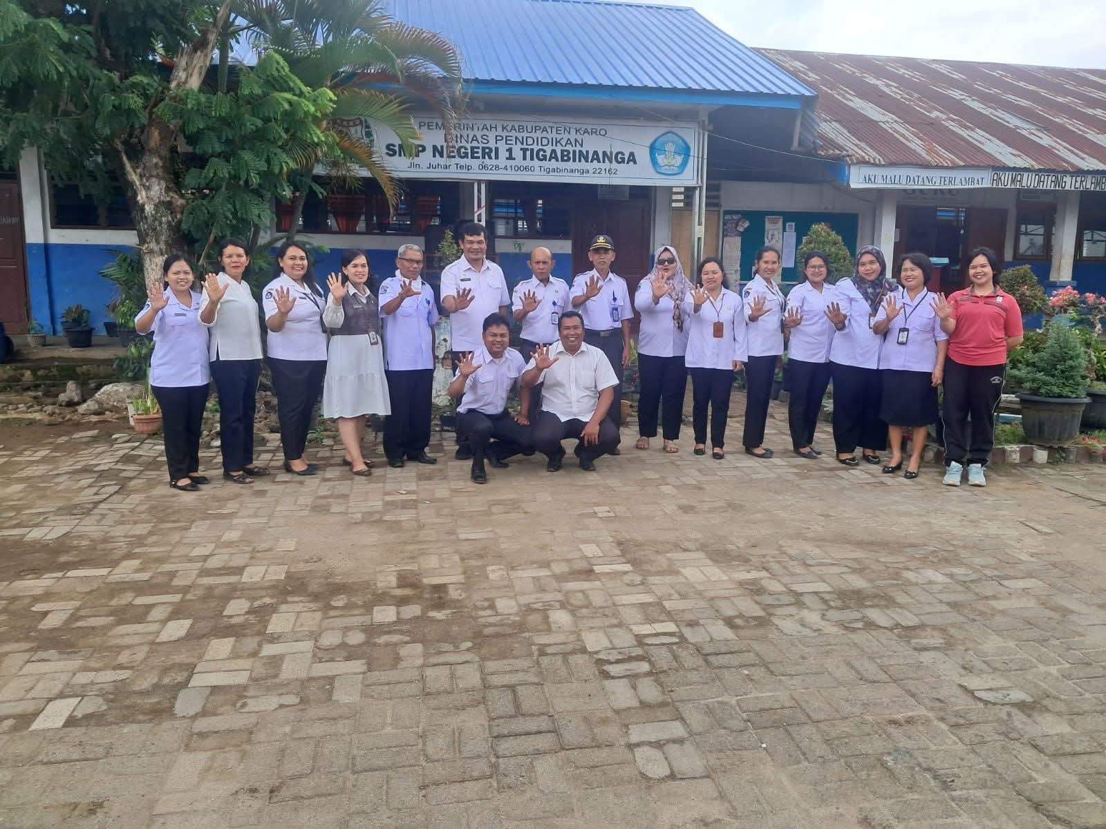 Kadis Pendidikan Karo Bersama Jajaran Turun Langsung Meninjau Kondisi SMP 1 Tigabinanga Pasca Bencana Puting Beliung