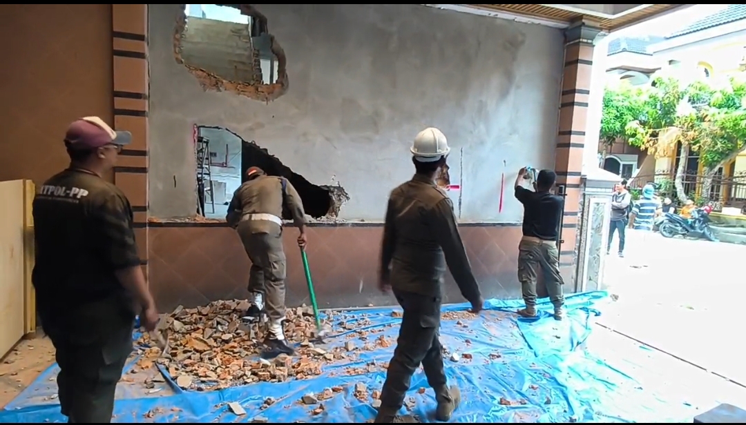 Tak Sesuai PBG, Dinas CKTR dan Sat Pol PP Deli Serdang Bongkar Rumah Mewah di Jalan Mawar Komplek Cemara Asri