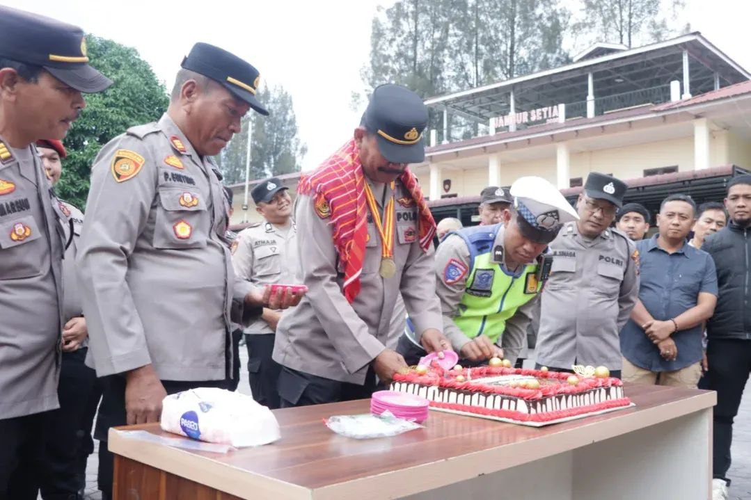 Kapolres Karo Rayakan Ulang Tahun Personel Sekaligus Lepas Purna Bakti
