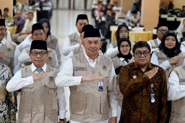 Pj Sekretaris Daerah Provinsi Sumatera Utara (Sumut) Sulaiman Harahap resmi dilantik secara daring oleh Menteri Haji dan Umrah RI Mochamad Irfan Yusuf sebagai Koordinator Petugas Penyelenggara Ibadah Haji (PPIH) 1447/2026 Embarkasi Medan di Aula Madinatul Munawwarah Asrama Haji Medan Jalan AH.Nasution Kota Medan, Jumat (17/4/2026).