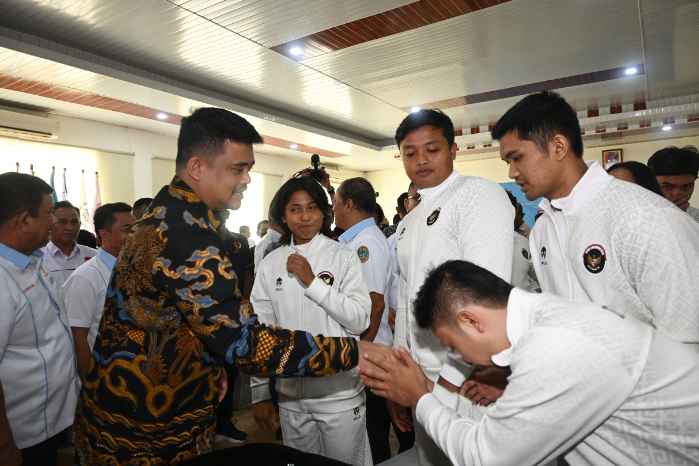 Gubernur Bobby Nasution Serahkan Tali Asih Peraih Medali SEA Games