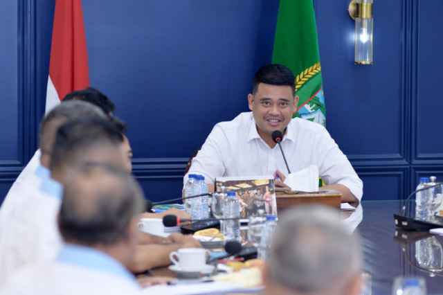 Gubernur Sumatera Utara (Sumut) Bobby Nasution menghadiri Rapat Koordinasi Pendataan Hunian Tetap bersama Satgas Percepatan Rehabilitasi dan Rekonstruksi Pascabencana Alam di Provinsi Aceh, Sumatera Barat dan Sumut secara daring melalui aplikasi Zoom Meeting di Ruang Kerja Lantai 10 Kantor Gubernur Sumut Jalan Diponegoro Kota Medan, Rabu (15/4/2026).