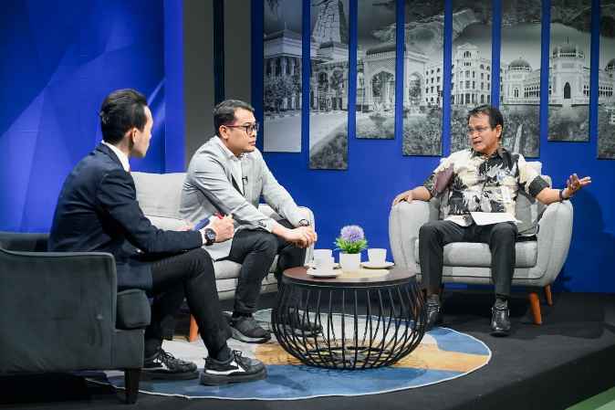 Asisten Perekonomian dan Pembangunan Pemprov Sumut, Ardan Noor saat menjadi narasumber pada Dialog Interaktif TVRI Sumut dalam rangka Hari Jadi ke 78 Provinsi Sumut di Studio TVRI Sumut, Jalan Putri Hijau, Medan, Selasa (14/4/2026).