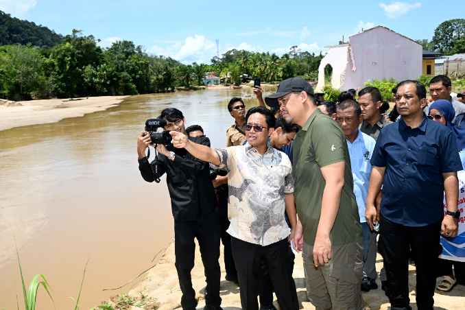 Gubernur Sumatera Utara (Sumut) Muhammad Bobby Afif Nasution didampingi Bupati Tapanuli tengah (Tapteng) Masinton Pasaribu meninjau kondisi sempadan sungai dan menemui warga di Sungai Panjaitan (Hilir/pertemuan antara Sungai Siaili Tukka dan Sungai Aek Tolang) dan Sungai Aek Sibuluan, Kecamatan Pandan, Kabupaten Tapteng, Selasa (14/4/2026).