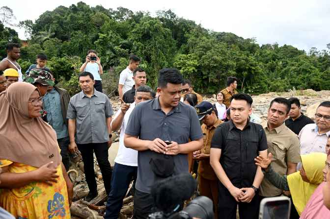 Gubernur Sumatera Utara (Sumut) Muhammad Bobby Afif Nasution mendengar langsung keluhan warga korban banjir saat meninjau Sungai Badiri, Kecamatan Badiri, Kabupaten Tapteng, Senin (13/4/2026).
