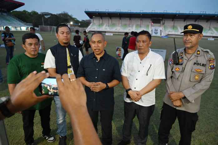 Kepala Dinas Pemuda dan Olahraga (Dispora) Sumut Mahfullah Pratama Daulay mewakili Gubernur Sumut Bobby Nasution, didampingi Kepala Dinas Komunikasi dan Informatika Sumut, Erwin Hotmansah Harahap menutup Pekan Olahraga Wartawan Sumatera Utara (PORWASU) Tahun 2026 di Stadion Mini Dispora Sumut Jalan William Iskandar, Medan, Minggu (12/4/2026).