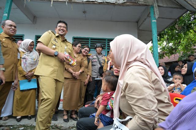Gubernur Sumatera Utara (Sumut) Muhammad Bobby Afif Nasution, didampingi sejumlah OPD dan Bupati Langkat, meninjau langsung Posyandu Pembantu (Postu) serta berdialog dengan masyarakat Desa Pulau Kampai, Kecamatan Pangkalan Susu, Kabupaten Langkat, sast melakukan kunjungan kerja, baru-baru ini. Foto/Diskominfo Sumut