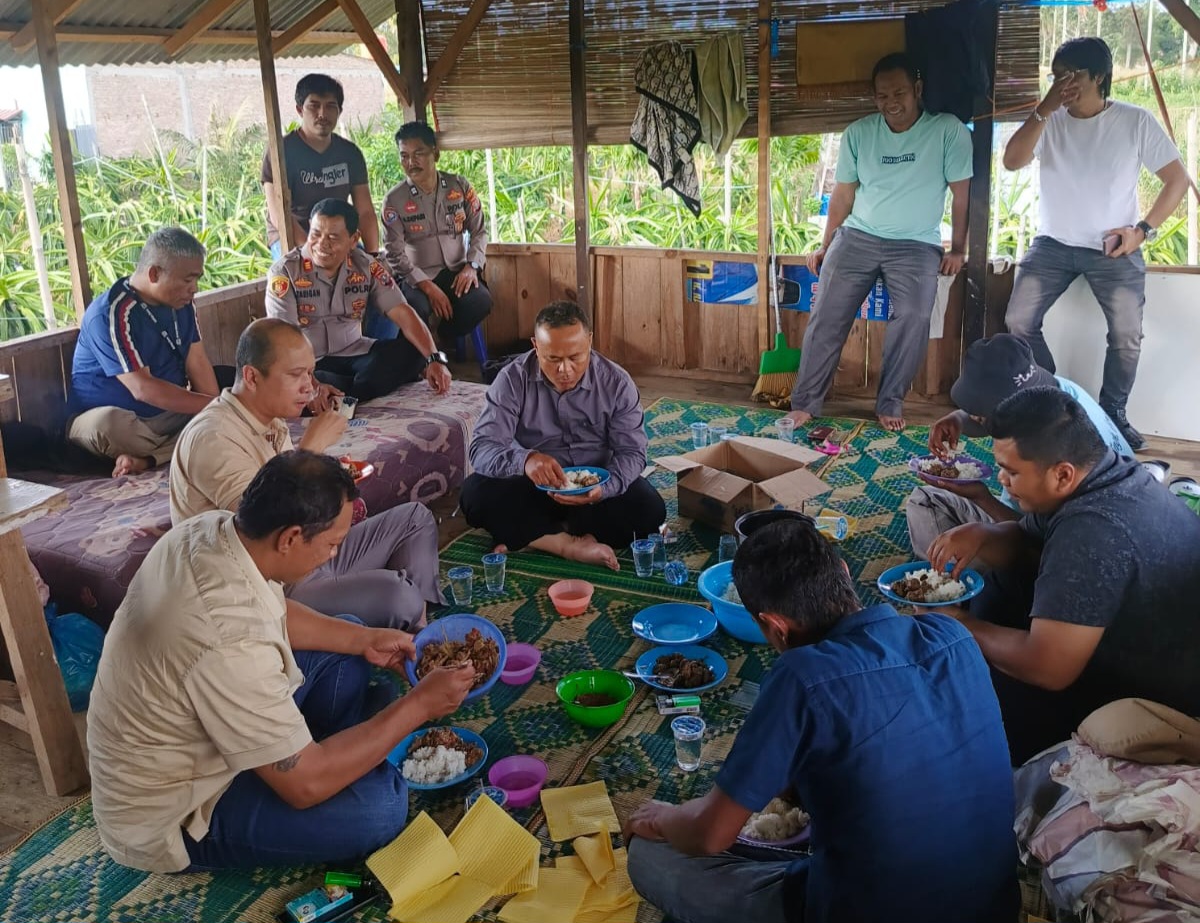 Kapolsek Tigabinanga Silaturahmi Ke Desa Perbesi, Perkuat Sinergi Jaga Kamtibmas