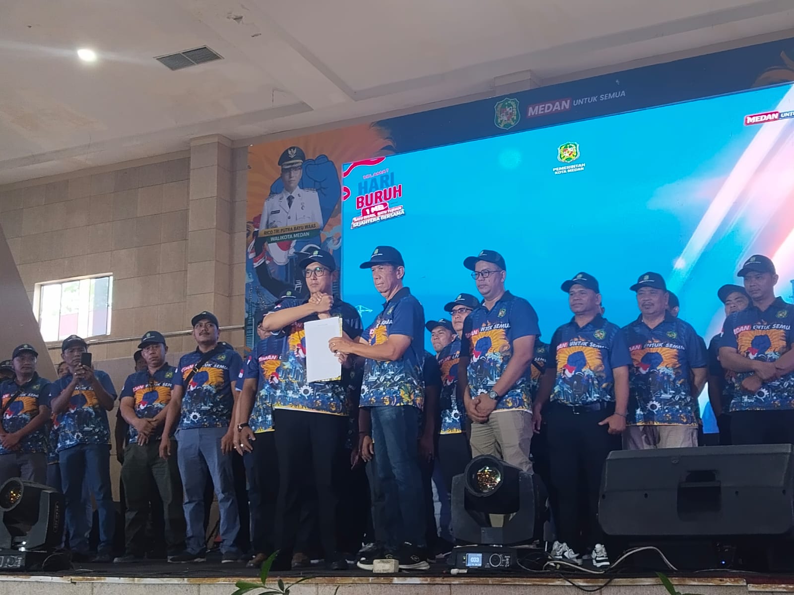 Hari Buruh di Pardede Hall 2026, Rico Waas Walikota Medan Nyanyi Bareng Bersama Para Buruh