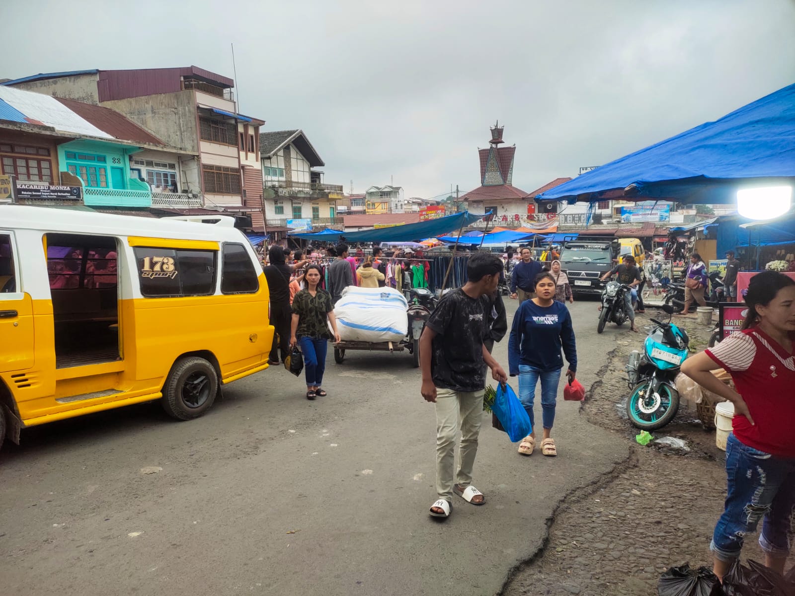 Program Bupati Karo Berjalan di Tempat, PKL Kembali Penuhi Terminal Berastagi