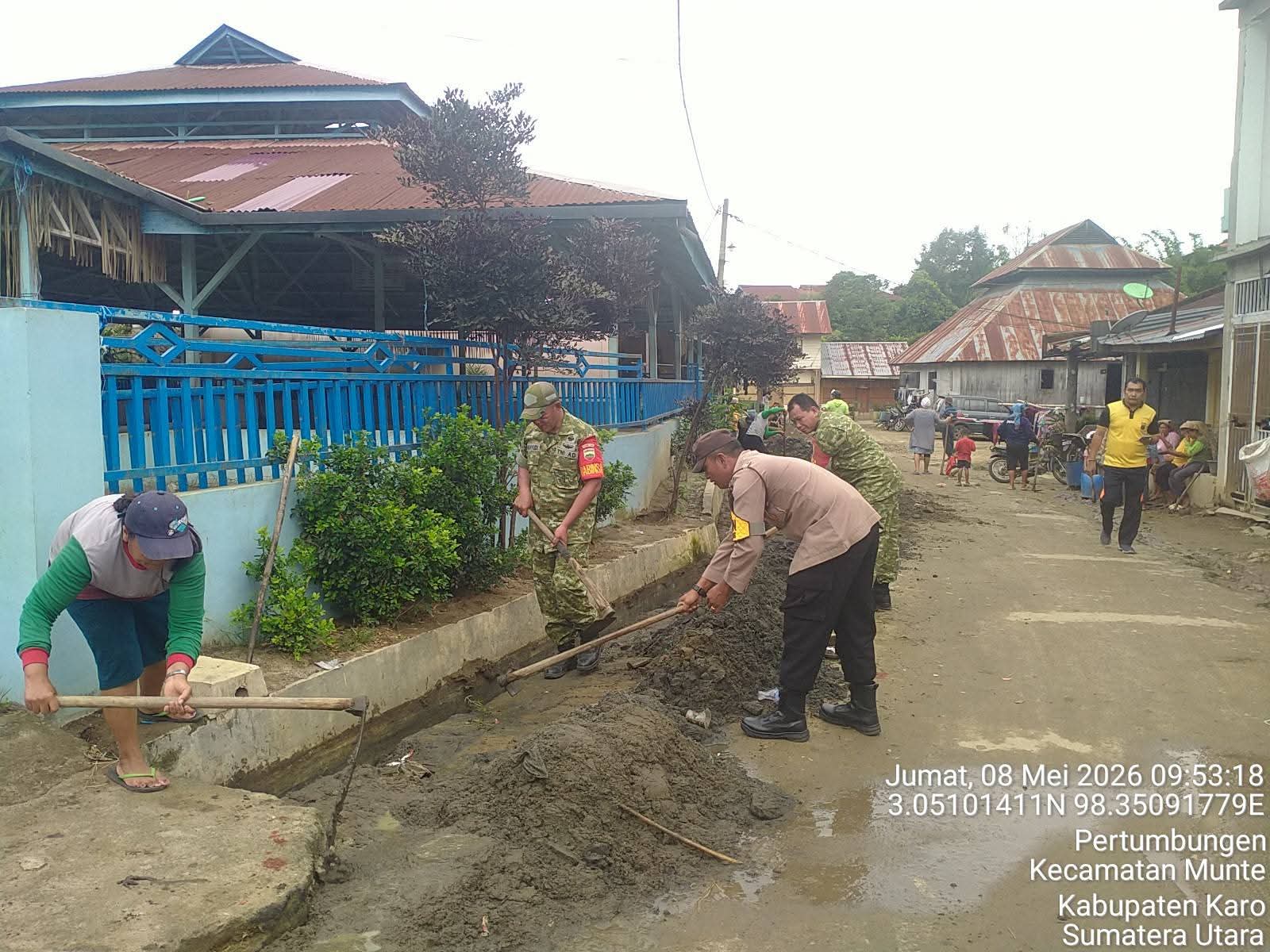 Polsek Munte Bersama Muspika dan Warga Gelar Gotong Royong di Desa Pertumbungen
