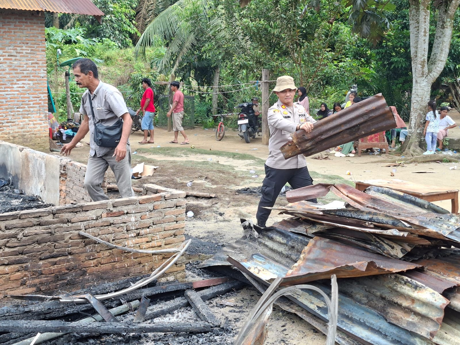 Kapolsek Na IX-X Melaksanakan Bakti Sosial Kepada Korban Kebakaran 