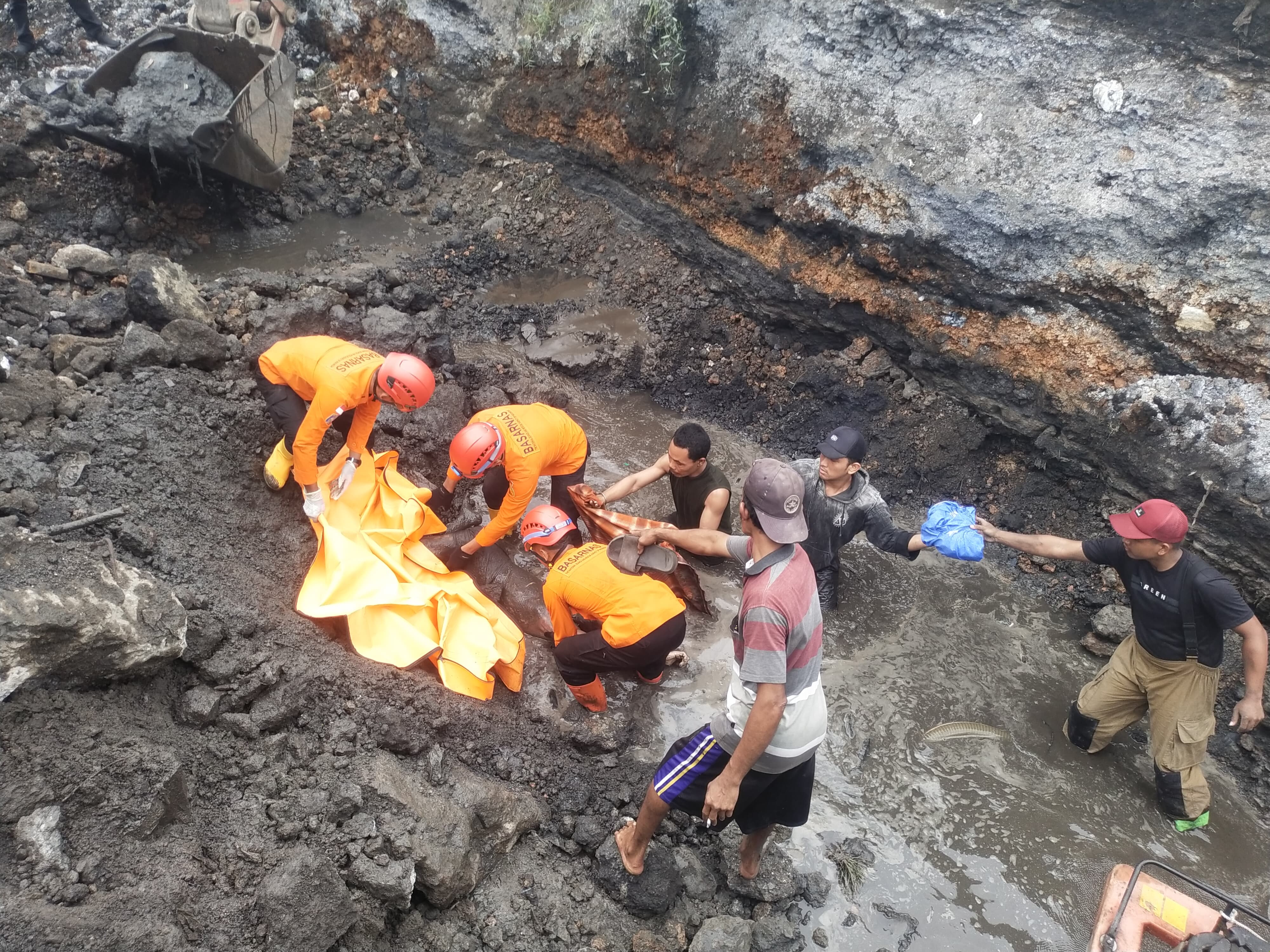 2 Pencari Besi Tewas Tertimbun Tanah di Eks PT Gunung Gahapi Sakti