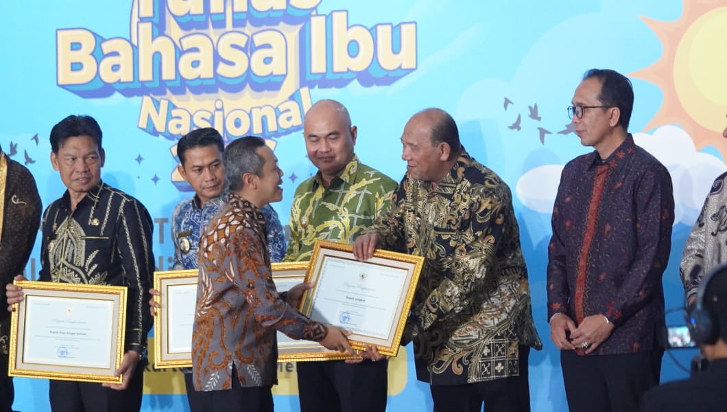 Bupati Syah Afandin Raih Penghargaan Revitalisasi Bahasa Daerah dari Kemendikdasmen