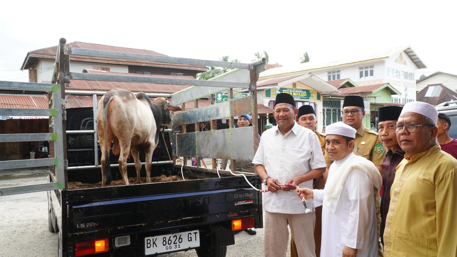 Bupati Syah Afandin dan Wabup Tiorita Berbagi Hewan Qurban untuk Warga Besilam