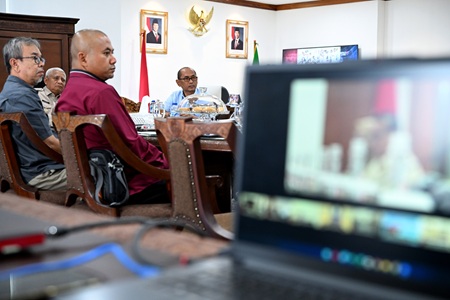 Wakil Gubernur (Wagub) Sumut Surya mengikuti prosesi penyerahan bantuan kemasyarakatan Presiden Republik Indonesia berupa sapi kurban untuk Hari Raya Iduladha 1447 H/2026, secara virtual dari Kantor Gubernur Sumut, Jalan Diponegoro Nomor 30, Medan, Selasa (26/5/2026). Prosesi penyerahan sapi kurban secara virtual tersebut juga diikuti serentak oleh para Gubernur, Bupati, serta Wali Kota se-Indonesia. Foto/Diskominfo Sumut