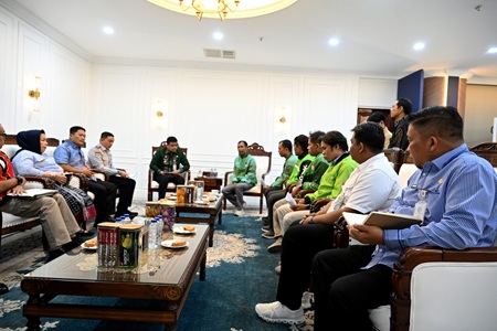 Gubernur Sumatera Utara (Sumut) Muhammad Bobby Afif Nasution di dampingi sejumlah OPD menerima Audiensi Pengurus Solidaritas Ojol Bersatu (Sobat) di ruang kerja Gubernur lantai 10 Kantor Gubernur, Kamis (18/6/2026). Foto/Diskominfo Sumut