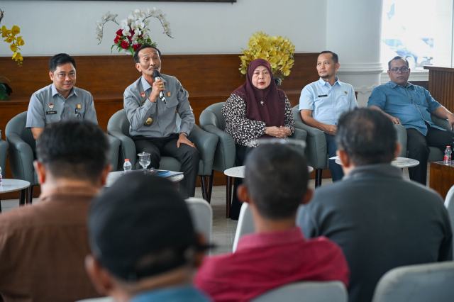 Kepala Biro Hukum Setdaprov Sumut Aprilla Siregar bersama Kakanwil Kementerian Hukum Sumut Ignatius Silalahi saat konferensi pers di Anjungan Dekranasda Sumut, lantai 1 Kantor Gubernur Sumut, Jalan Diponegoro No. 30, Medan, Selasa (9/6/2026). Foto/Diskominfo Sumut