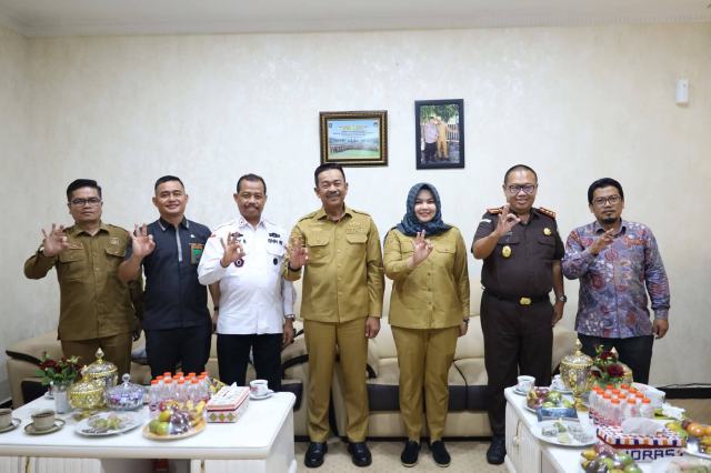 Bupati H. Saipullah Nasution dan Wakil Bupati Atika Azmi Utammi Nasution menerima kunjungan Direktur Alternatif Development Deputi Pemberdayaan Masyarakat BNN RI Brigjen Pol. Edi Swasono di Ruang Kerja Bupati, Komplek Perkantoran Payaloting, Panyabungan, Selasa (9/6/ 2026).