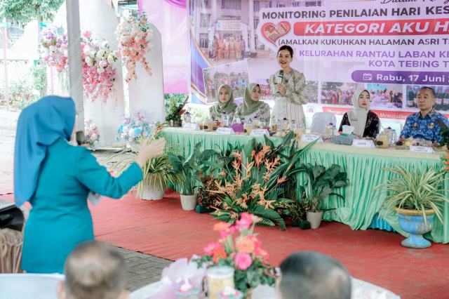 Ketua Tim Penggerak Pemberdayaan dan Kesejahteraan Keluarga (TP PKK) Provinsi Sumatera Utara (Sumut) Kahiyang Ayu melaksanakan monitoring dalam rangka Hari Kesatuan Gerak (HKG) PKK Provinsi Sumut Tahun 2026 di Kantor Lurah Rantau Laban, Kecamatan Rambutan, Kota Tebingtinggi, Rabu (17/6/2026). Foto/Diskominfo Sumut 