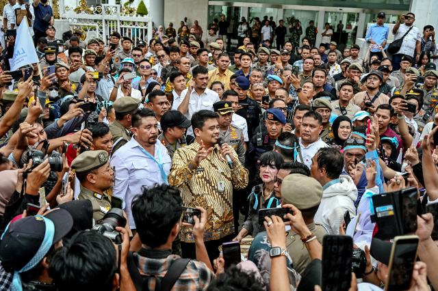 Gubernur Sumatera Utara (Sumut) Muhammad Bobby Afif Nasution didampingi sejumlah OPD menemui langsung dan mendengarkan aspirasi serta menerima petisi para pengunjuk rasa yang tergabung dalam Lembaga Masyarakat Peduli Makan Bergizi Gratis (LMP MBG) di depan Kantor Gubernur Jalan Diponegoro No 30 Medan, Jumat (19/6/2026). Foto/Diskominfo Sumut