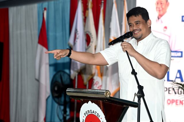 Gubernur Sumatera Utara (Sumut) Muhammad Bobby Afif Nasution bersama Ketua KONI Sumut Kolonel (Purn) H. Hatunggal Siregar, beserta sejumlah OPD Pemprov Sumut menghadiri pelantikan Dolly Sinomba Siregar sebagai Ketua beserta seluruh pengurus Persatuan Gateball Seluruh Indonesia (PERGATSI) Sumut di Gedung Gateball Pergatsi Sumut Jalan KL Yos Sudarso No 89, Medan, Jumat malam (26/6/2026). Foto/Diskominfo Sumut