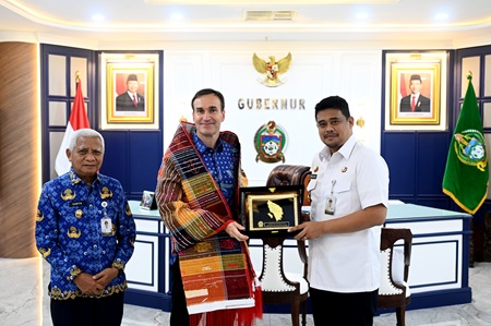 Gubernur Sumatera Utara (Sumut) Muhammad Bobby Afif Nasution, Bersama Wakil Gubernur Sumut Surya, serta sejumlah Organisasi Perangkat Daerah (OPD) Pemprov Sumut menerima audiensi Duta Besar Finlandia untuk Indonesia, Pekka Kaihilahti, di ruang kerja Gubernur, Lantai 10 Kantor Gubernur Sumut, Jalan Diponegoro 30, Medan, Rabu (17/6/2026). Foto/Diskominfo Sumut
