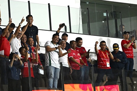 Gubernur Sumut Muhammad Bobby Afif Nasution bersama Wakil Gubernur Sumut Surya, Sekdaprov Sumut Sulaiman Harahap, Bupati Serdangbedagai Dharma Wijaya, serta sejumlah OPD Provinsi Sumut bersorak gembira saat Timnas U-19 Indonesia berhasil membobol gawang Timnas U-19 Timor Leste pada penyisihan Grup A Piala AFF 2026 di Stadion Utama Sumatera Utara, Deliserdang, Kamis (4/6/2026). Timnas U-19 Indonesia berhasil memenangkan laga dengan skor 3-0. Foto/Diskominfo Sumut