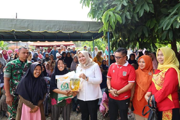 Wakil Bupati Madina menyerahkan bantuan.