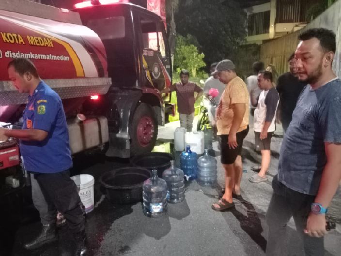 Dinas Pemadam Kebakaran dan Penyelamatan (Damkarmat) Kota Medan untuk menerjunkan armada guna menyuplai air bersih langsung ke pemukiman warga.