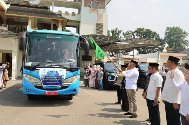 Bupati Madina Saipullah Nasution melepas keberangkatan Kafilah MTQ ke Deliserdang, Minggu (14/6/2026).