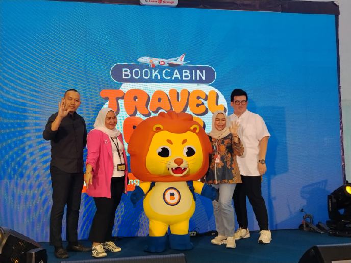 Managing Director BookCabin, Felix Kurniawan (kanan) didampingi Area Manager Lion Air Group Sumatera, Juli Aspita, Station Manager Lion Air Kualanamu, Robby Handoko pada pembukaan BookCabin Travel Fair 2026 di Sun Plaza Medan, Jumat (19/6/2026). Foto/medandaily.com