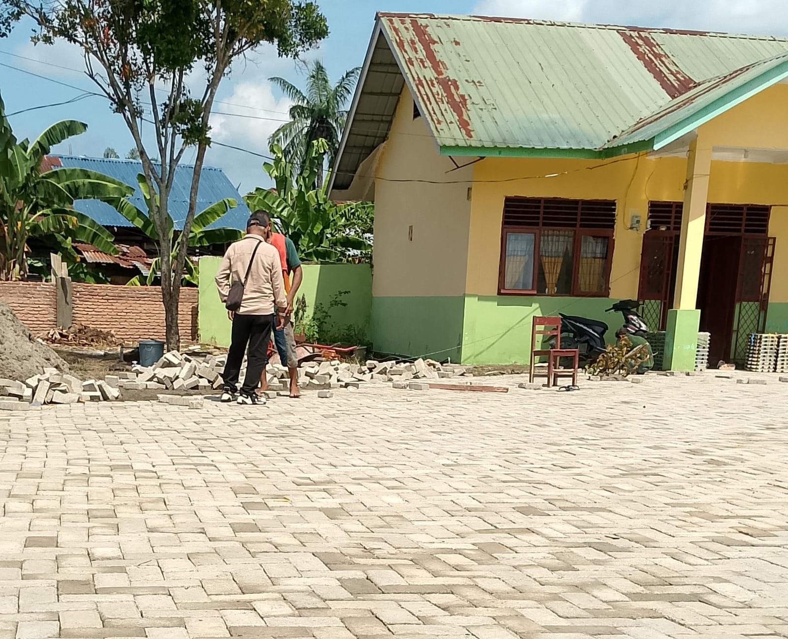 Diduga Gunakan Paving Block Tak Sesuai Standar, Proyek Revitalisasi SDN 053995 Jadi Sorotan 