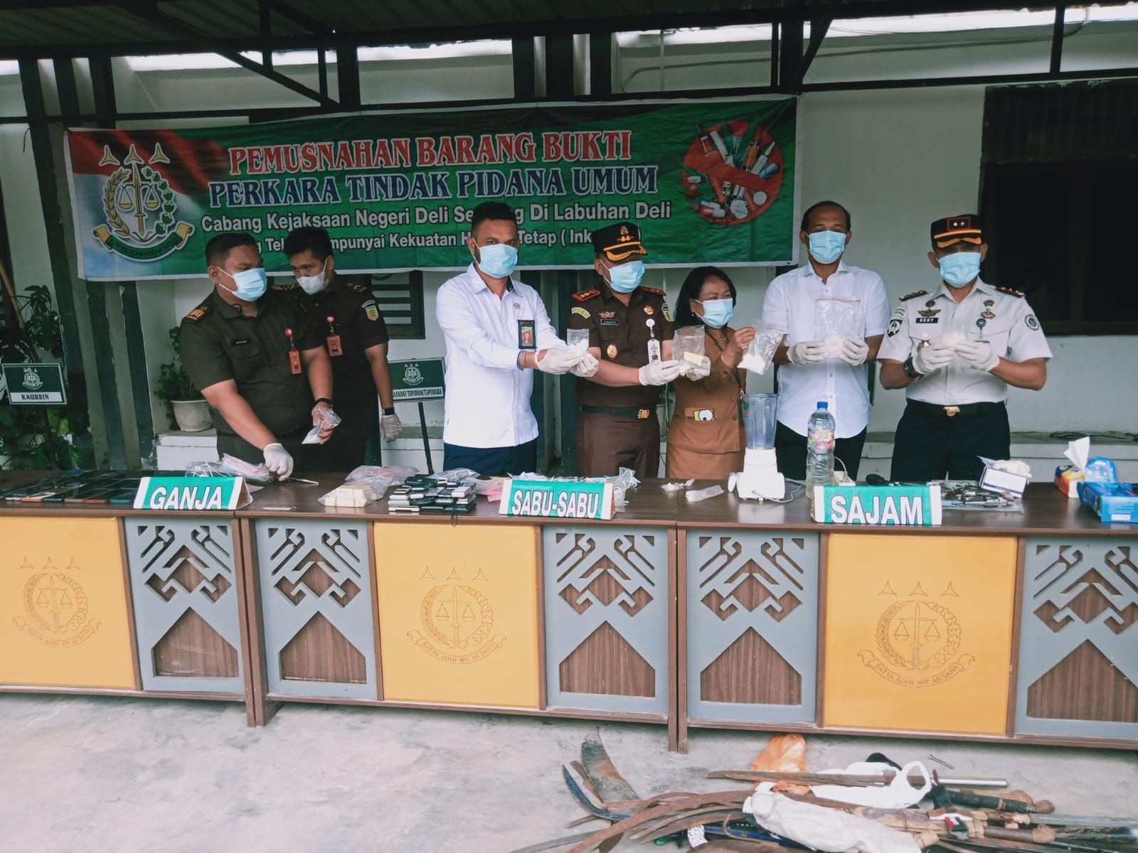 Cabjari Labuhandeli Musnahkan Barang Bukti Narkotika, Senpi dan Mesin Judi