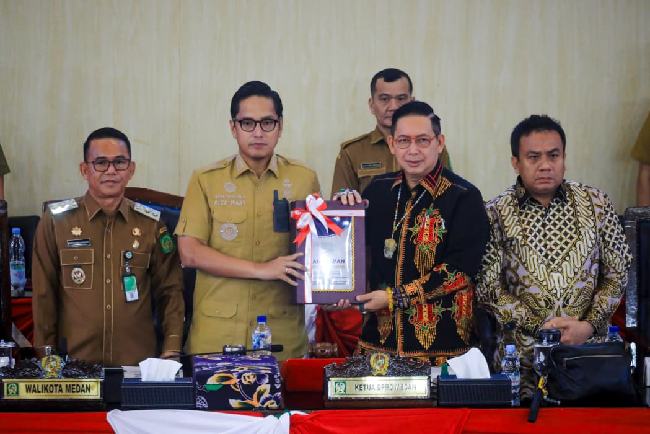 Rapat paripurna tentang Jawaban Kepala Daerah atas Pemandangan Umum Fraksi-Fraksi DPRD Kota Medan terkait Rancangan Peraturan Daerah (Ranperda) Laporan Pertanggungjawaban Pelaksanaan APBD Tahun Anggaran 2025 pada sidang Paripurna yang digelar DPRD Kota Medan, Senin (22/6/2026).