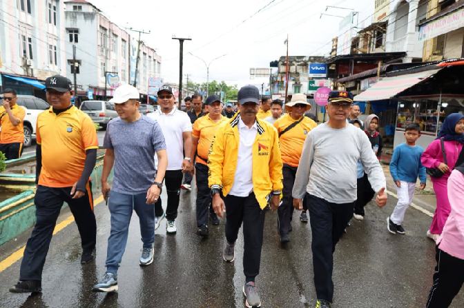 Jalan santai memeriahkan HUT Bhayangkara ke-80  di Madina.