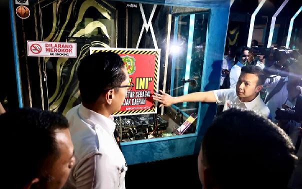 Wali Kota Medan Rico Waas bersama Kepala Bapenda Kota Medan, M. Agha Novrian, juga melakukan penempelan stiker bertuliskan “Objek Ini Belum Terdaftar sebagai Wajib Pajak” pada Phantom KTV yang berlokasi di Jalan Adam Malik, Kecamatan Medan Barat, Rabu (3/6/2026).