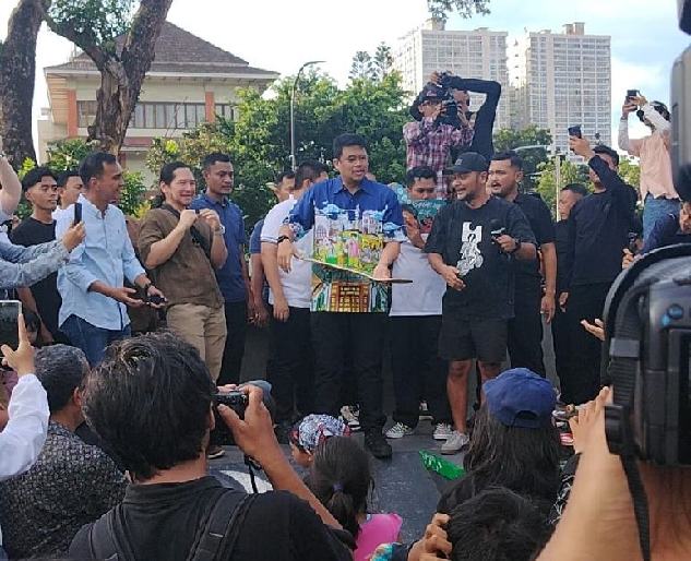 Gubernur Sumatera Utara (Sumut) Bobby Nasution menghadiri GO Skateboarding Day North Sumatera 2026 di Lapangan Merdeka Medan. Foto/medandaily.com