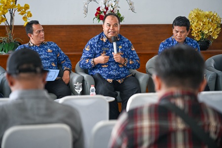 Kepala Bagian Kerjasama Biro Pemerintahan dan Otonomi Daerah Setdaprov Sumut, Ahmad Yamin saat konferensi pers terkait Program Prioritas, Proyek Strategis dan Kegiatan Unggulan OPD di Lobby Dekranasda, lantai 1 Kantor Gubernur Sumut, Jalan Diponegoro No. 30, Medan, Rabu (17/6/2026). Foto/Diskominfo Sumut