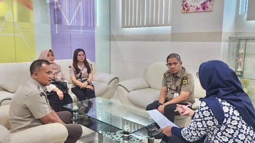 Kepala UPT Wilayah V Badan Pendapatan Daerah Kota Medan, M. Rizky Akbar Harahap, melaksanakan kegiatan imbauan percepatan pembayaran PBB kepada sejumlah wajib pajak di wilayah kerja UPT V, Selasa (2/6/2026).
