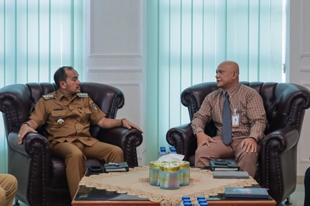 Wali Kota Tebingtinggi H. Iman Irdian Saragih menerima audiensi jajaran pimpinan PT Bank Sumut Cabang Tebingtinggi di Ruang Utama Lantai 4 Balai Kota, Selasa (9/6/2026).