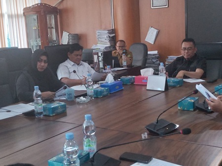 Rapat Dengar Pendapat (RDP) terhadap pemilik bangunan Rumah Tempat Tinggal (RTT) di Ruang Rapat Komisi IV, Selasa (9/6/2026).