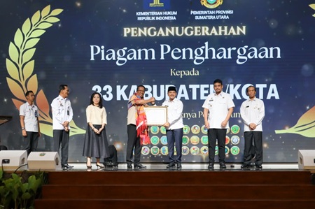 Wali Kota Tebingtinggi, H. Iman Irdian Saragih, secara resmi menerima Piagam Penghargaan dari Kementerian Hukum Republik Indonesia disaksikan oleh Gubernur Sumatera Utara, Muhammad Bobby Afif Nasution di Aula Raja Inal Siregar, Kantor Gubernur Sumatera Utara, Medan, Rabu (10/6/2026).