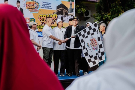 Fun Walk yang digelar Majelis Ulama Indonesia (MUI) Kota Medan sebagai rangkaian Pekan Kuliner Halal, Aman, dan Sehat (KHAS) Tahun 2026, di Jalan Masjid Raya, Selasa (16/6/2026).